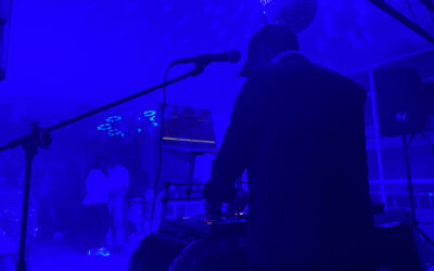 ¡Eleva tu fiesta al siguiente nivel con una playlist personalizada y DC Sound Machine!