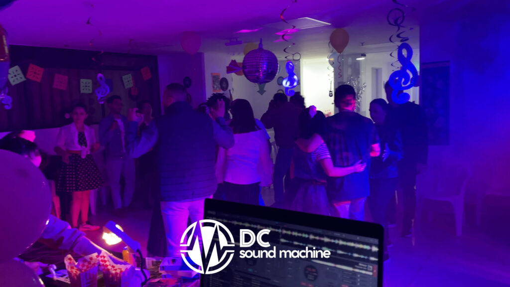 Cumpleaños Retro La Felicidad Cumpleaños Retro - La Felicidad - Bogotá D.C. - DC Sound Machine