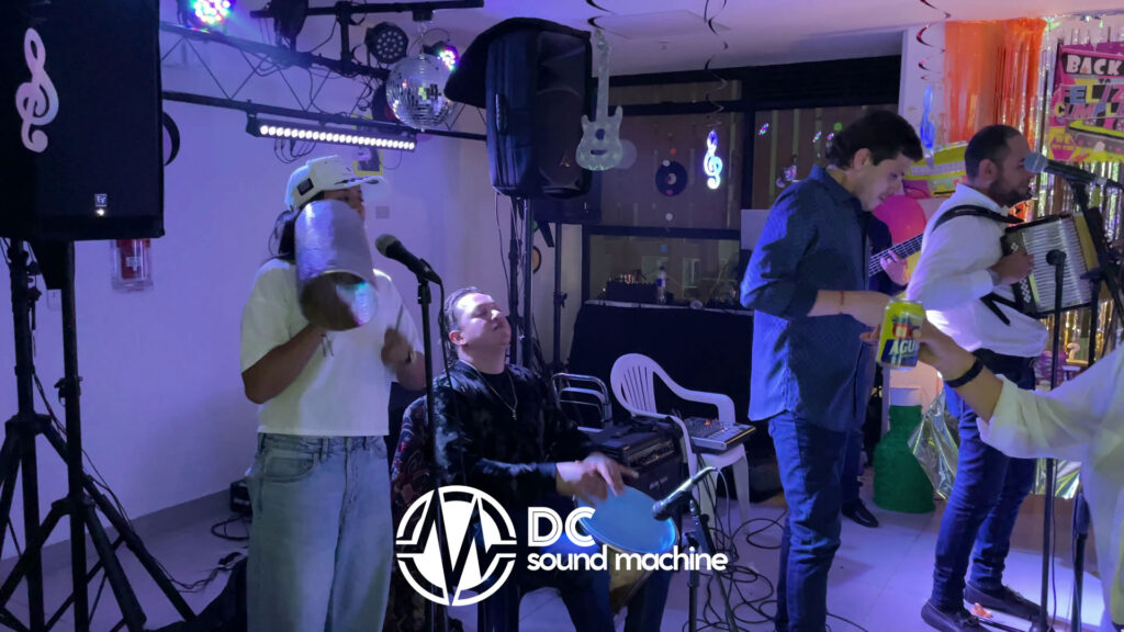 Cumpleaños Retro - La Felicidad Cumpleaños Retro - La Felicidad - Bogotá D.C. - DC Sound Machine