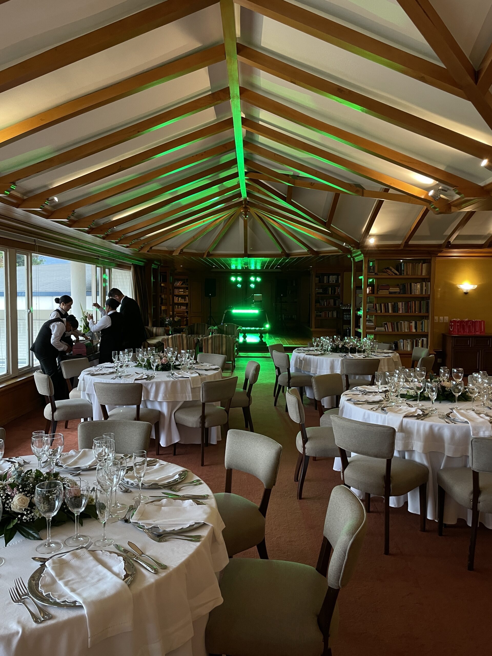 Fiestas retro corporativas en Bogotá: nostalgia que une equipos y genera compromiso real